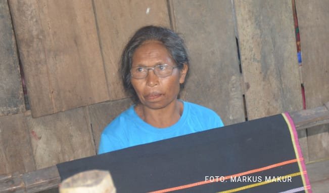 Mama Yuliana Mijul sedang menenun kain Congkar di Kampung Rana Kula. (DOK/Markus Makur)