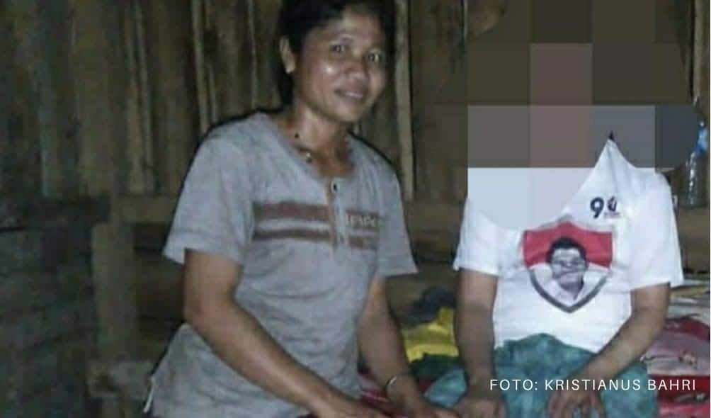 Bernadeta Jenina (40) dengan tulus hati merawat suaminya, Simon Sempau (42) yang menderita gangguan jiwa dan dipasung di Kampung Nggorong-Kotak, Kabupaten Manggarai Barat, NTT