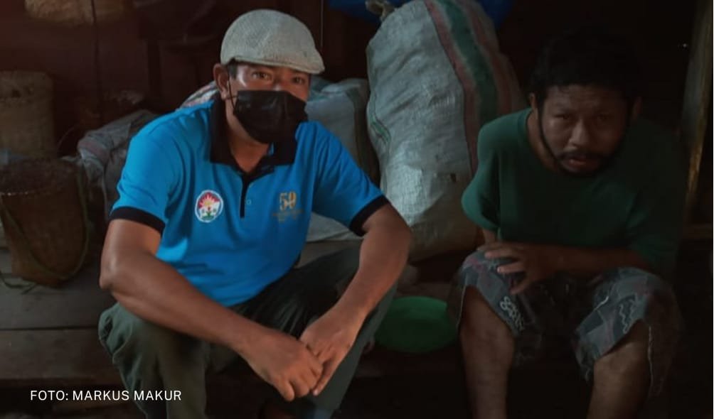 Relawan KKI Manggarai Timur sekaligus wartawan di Manggarai Timur mengunjungi Aleksius Dugis (35), seorang warga disabilitas mental yang pulih dan lepas pasung di Kampung Sola, Manggarai Timur, NTT